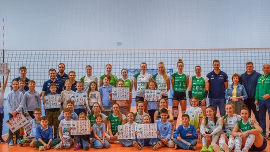 Bielany Wrocławskie. Ruszyła kolejna edycja “Siatkarskiej lekcji WF-u  z KGHM #VolleyWrocław”