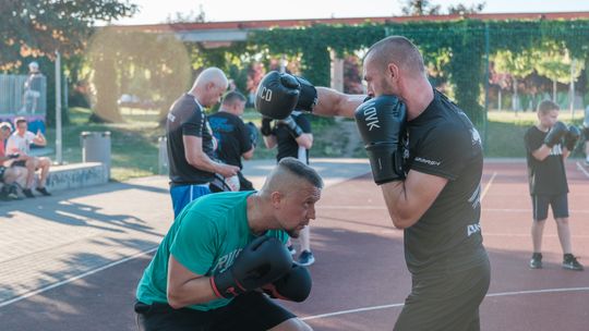 Letnia Szkoła Boksu II edycja – wraca, cieszący się w ubiegłym roku ogromną popularnością, wakacyjny projekt sportowy klubu pięściarskiego Boks Kobierzyce.