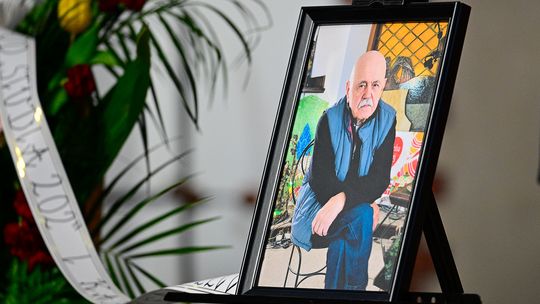 Ostatnie pożegnanie Stanisław Szelca. Poruszające wspomnienia i brawa dla zmarłego artysty