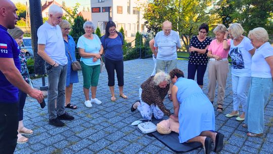 Pierwsza pomoc.  Pokaz i ćwiczenia w Bielanach Wrocławskich.
