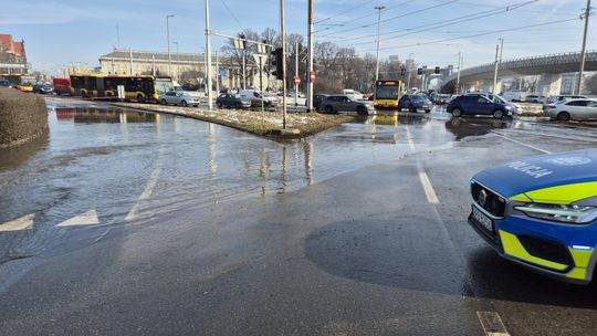 Potężna awaria wodociągowa. Potop koło Muzeum Poczty, wiele osiedli bez wody