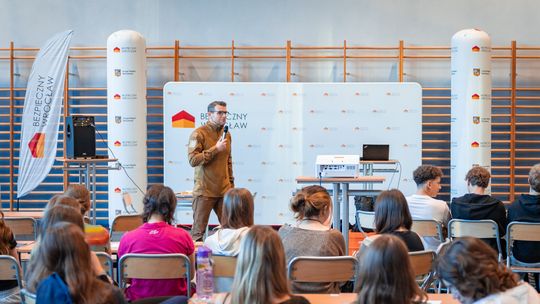 Wrocław rozpoczął pionierskie szkolenia kryzysowe w szkołach. Pierwsze zajęcia w LO nr 5