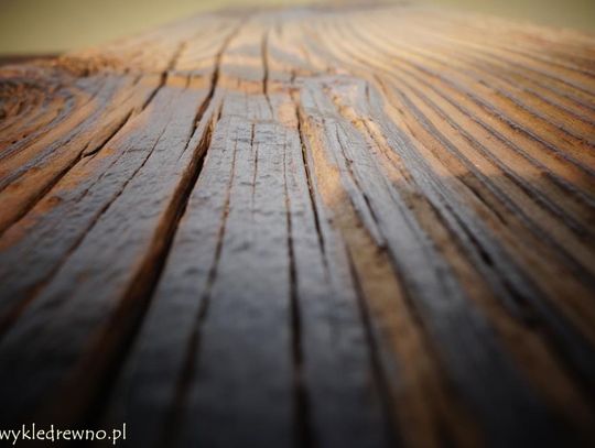 Jak stare drewno zmienia współczesne wnętrza?