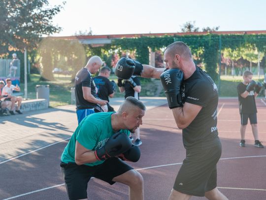 Letnia Szkoła Boksu II edycja – wraca, cieszący się w ubiegłym roku ogromną popularnością, wakacyjny projekt sportowy klubu pięściarskiego Boks Kobierzyce.