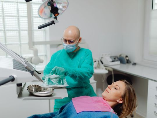 Odbudowa zęba kompozytem – dlaczego to częsty wybór?