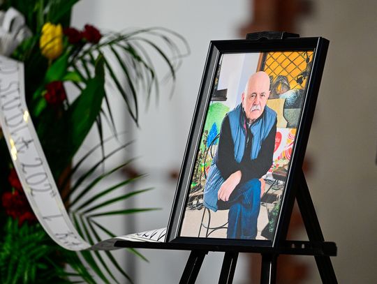 Ostatnie pożegnanie Stanisław Szelca. Poruszające wspomnienia i brawa dla zmarłego artysty