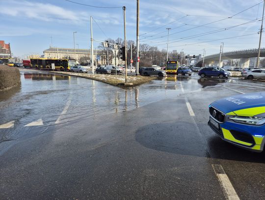 Potężna awaria wodociągowa. Potop koło Muzeum Poczty, wiele osiedli bez wody Potężna awaria wodociągowa. Potop koło Muzeum Poczty, wiele osiedli bez wody