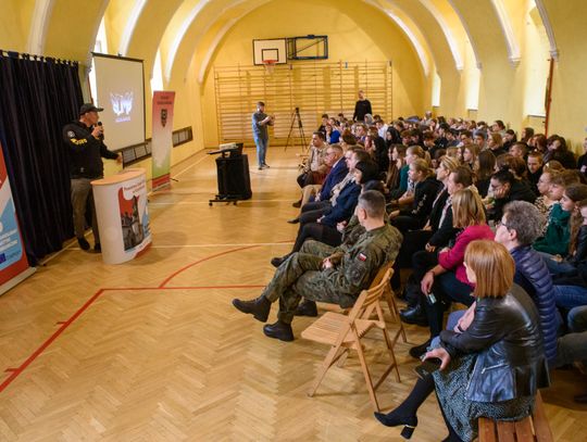 Powiat Wrocławski mówi Stop Hejtowi! Niezwykłe warsztaty w szkole w Krzyżowicach poprowadził raper Bosski Roman
