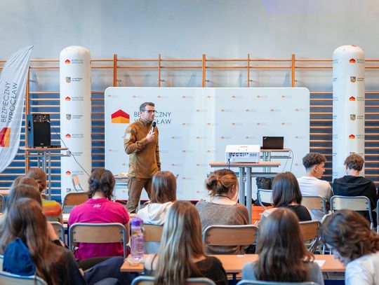 Wrocław rozpoczął pionierskie szkolenia kryzysowe w szkołach. Pierwsze zajęcia w LO nr 5 Wrocław rozpoczął pionierskie szkolenia kryzysowe w szkołach. Pierwsze zajęcia w LO nr 5