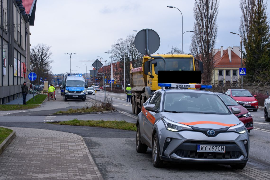 Na Zwycięskiej potrącenie pieszego przez wywrotkę – duże utrudnienia w ruchu