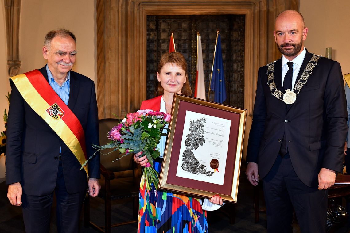 Nagrody Wrocławia rozdane. Honorowe Obywatelstwo dla Renaty Maurer Różańskiej. Nagroda m.in. dla Ogólnopolskiego Strajku Kobiet
