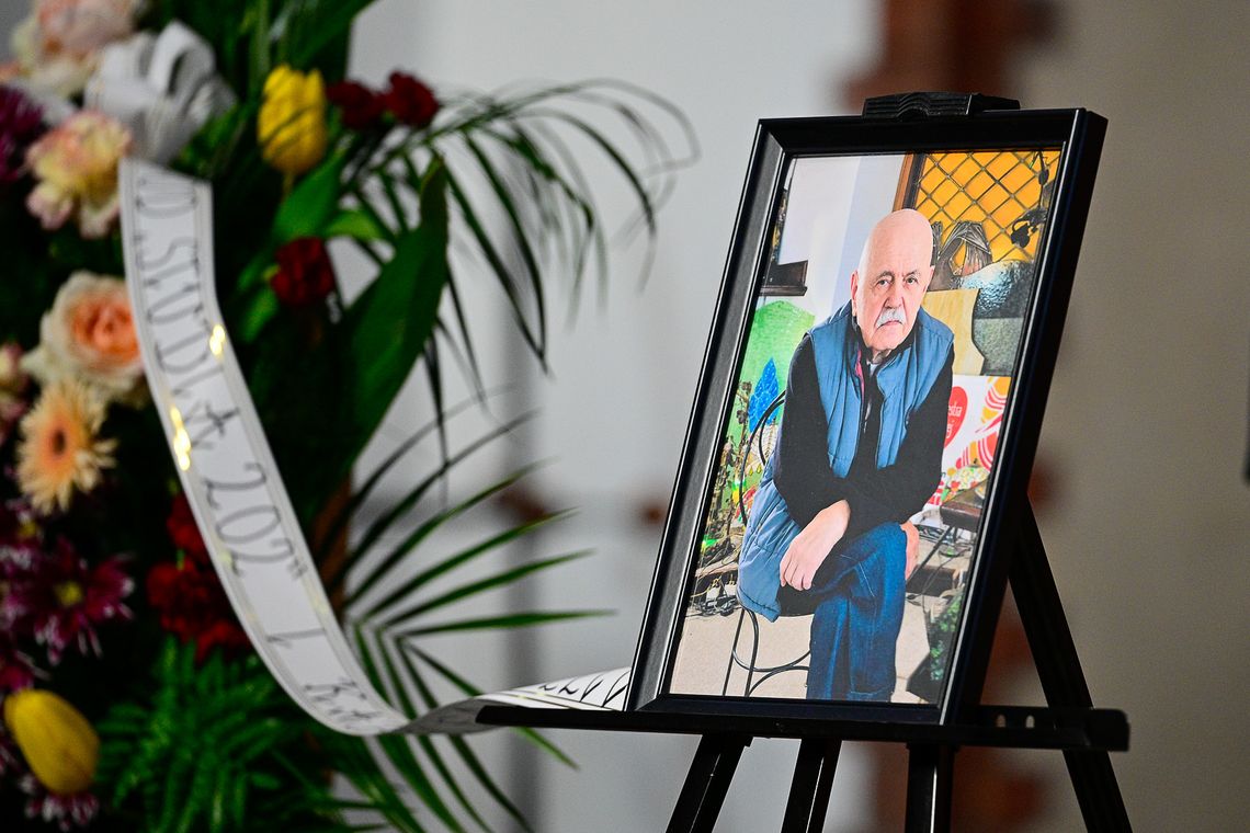 Ostatnie pożegnanie Stanisław Szelca. Poruszające wspomnienia i brawa dla zmarłego artysty Ostatnie pożegnanie Stanisław Szelca. Poruszające wspomnienia i brawa dla zmarłego artysty