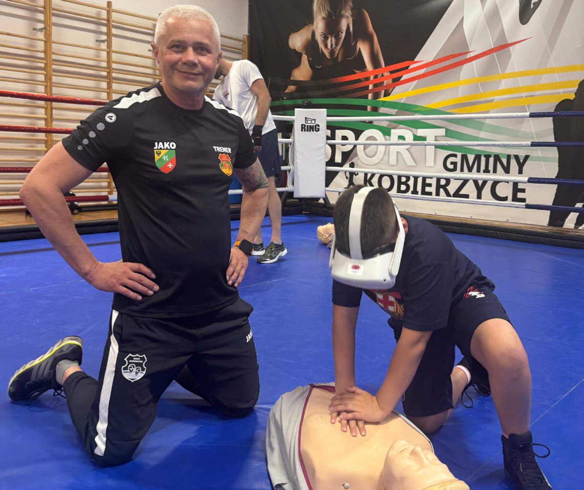 Pierwsza pomoc. Niezwykłe szkolenie w Klubie Bokserskim Kobierzyce – wirtualna sala szkoleniowa stanęła na ringu