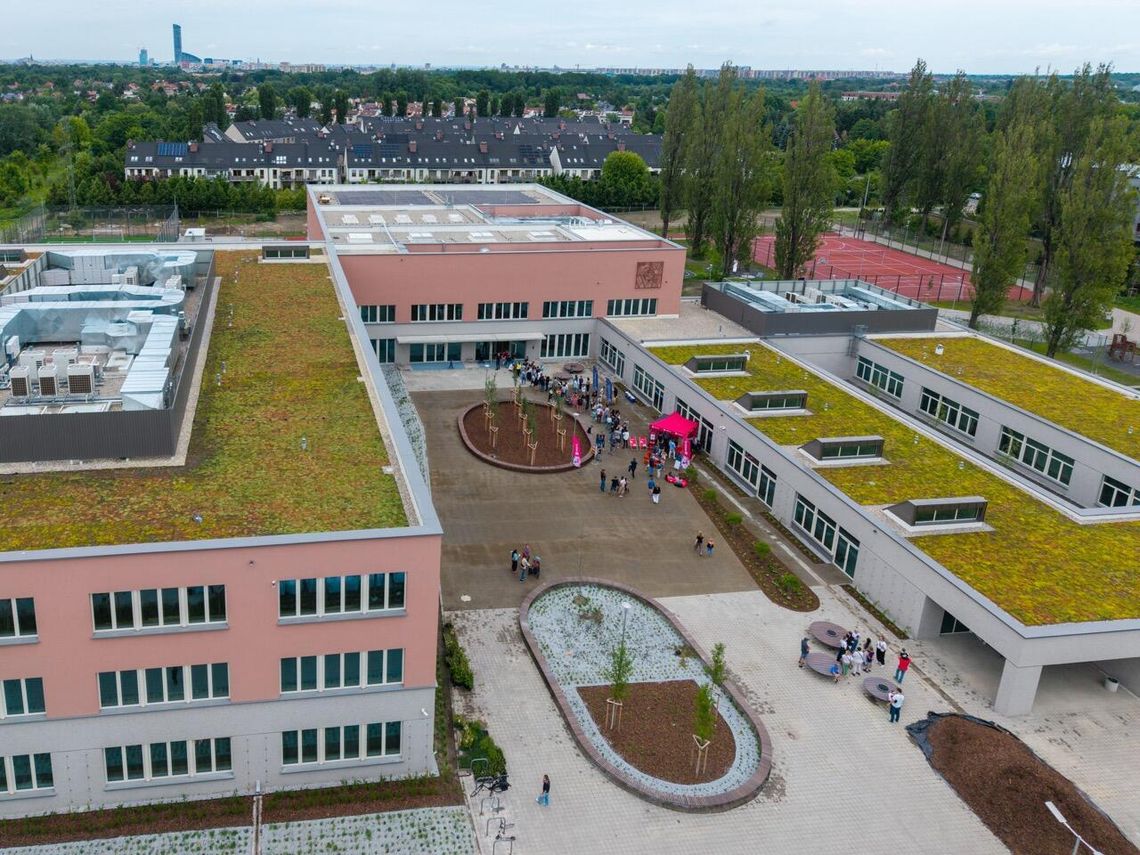 Szkoła na Zwycięskiej. Nowa placówka otwarta przed pierwszym dzwonkiem – dla wszytkich [sobota 22 VII)