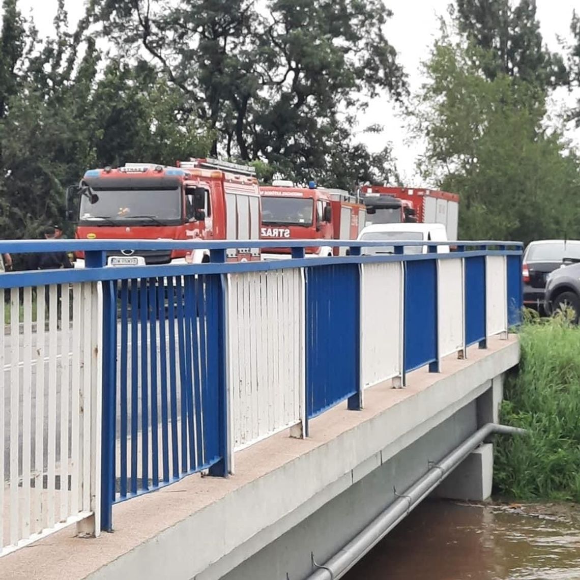 Woda podmywa most kolejowy w Rogowie Sobóckim. Wstrzymany ruch pociągów na trasie Sobótka – Kobierzyce