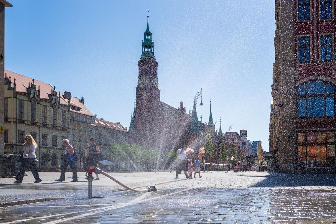 Wrocław szykuje się na rekordowe upały. Miasto uruchamia specjalny plan działania.